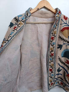 Chaqueta Corta Bordada a Mano con Diseño Floral Suzani para Mujer, Mangas Largas, Hecha a Mano, Estilo Boho Étnico, Colección de Prendas Exteriores - Product Image 4