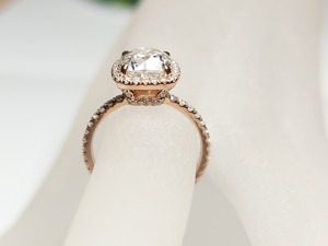 Bague halo en or rose 18 carats avec diamant de laboratoire taille coussin et rhodium |   Bague Halo entièrement pavée |   Clarté VVS |   Bijoux de mariage classiques et luxueux - Product Image 6