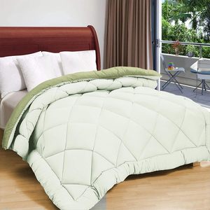 Couette élégante vert clair en microfibre 90 GSM pour l'hiver, respirante, écologique, douce, légère et confortable pour un sommeil réparateur - Product Image 1