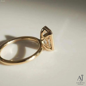 Anillo de Moissanita Clásico con Corte Radiante, Engaste de Bisel, Solitario, para Compromiso o Boda, Chapado en Oro Amarillo para Mujer - Product Image 3