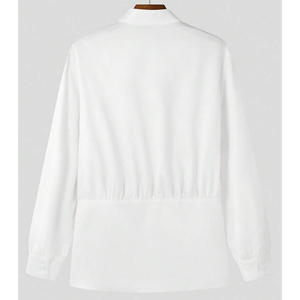 La Blusa Moderna Regency: un homenaje a la silueta histórica actualizada para las tendencias de hoy. Camisa Poet con cintura fruncida y escote en V profundo. - Product Image 2