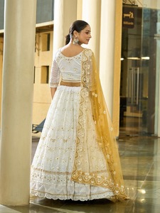Ensemble Lehenga Choli pour femme en Georgette blanc et jaune moutarde, avec broderies Zari, fils et miroirs, et dupatta en résille lourdement brodée, W - Product Image 4