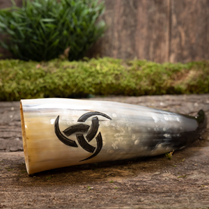 Corne à boire viking artisanale écologique en véritable corne de buffle, forme naturelle, avec support, style rune gravé, décoration de bar, cadeau - Product Image 3