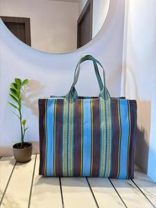 Bolsas de compras de nylon reciclado y ecológico, fabricadas con residuos plásticos, tradicionalmente elaboradas en India, utilizadas como bolsas de mercado. - Product Image 2