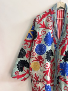 เสื้อแจ็คเก็ตปักมือซูซานีคุณภาพดีเยี่ยม แบบสั้น ผ้าควิลท์คันธา สไตล์วินเทจ ของขวัญสำหรับเธอ - Product Image 3