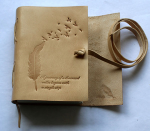 Diario de cuero genuino de búfalo con encuadernación cosida de tapa dura, curtido naturalmente y estuche para bolígrafo a juego. - Product Image 3