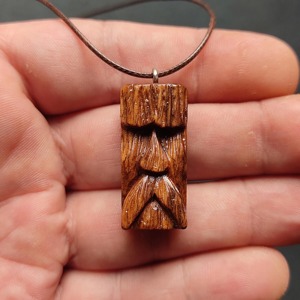 Collar con Colgante Tiki de Madera, Tallado a Mano, Acabado Natural, Joyería Artesanal de Madera Marrón - Product Image 3