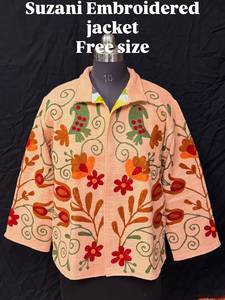 Vestes en coton matelassées brodées Suzani, respirantes, faites à la main, motif floral, pour les collections de mode bohème, vente en gros - Product Image 2