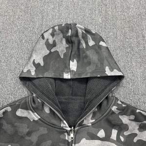 Sudadera con Capucha Reversible Personalizada con Forro Térmico de Waffle, Corte Cuadrado y Ajustado con Cremallera y Estampado DTG Vintage Desgastado para Hombre - Product Image 3