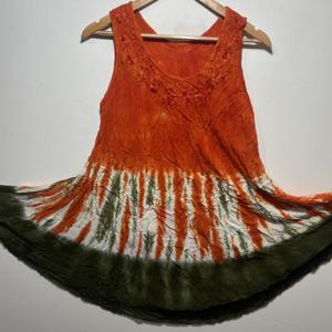 Hermosa Túnica Boho sin Mangas con Estampado Tie Dye Naranja para Mujer, con Cuello Redondo |   Vestido Casual Holgado con Corte Evase para Verano - Product Image 1