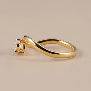 Anillo de Diamante Cultivado en Laboratorio de 1.00 Quilates, Corte Pera, Claridad VS1, Color F, Oro de 18k, Certificado IGI, Estilo Romántico - Product Image 2