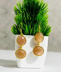 Élégantes boucles d'oreilles clous en pierre précieuse naturelle pêche, serties clos, plaquées or, bijoux de mode indiens pour femmes, mariages et fêtes - Product Image 1
