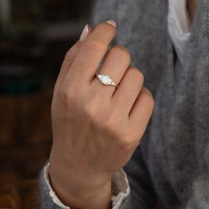 Anillo unisex chapado en oro de 14k con diamantes de corte esmeralda y piedras, estilo clásico de compromiso - Product Image 2