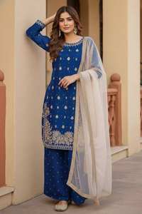 Exclusivo Traje Tradicional de Seda Pesada con Bordado de Secuencia Codificada y Dupatta de Encaje Elegante - Product Image 2