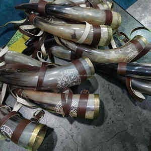 Corne à boire artisanale de qualité supérieure en corne naturelle avec sangle en cuir, réutilisable, style vintage, pour la décoration de bar, au meilleur prix - Product Image 3