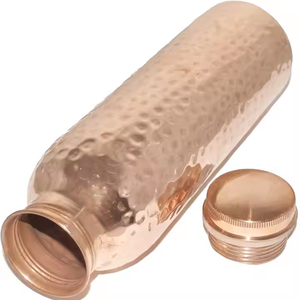 Botella de agua de cobre puro de calidad premium para beber, con beneficios ayurvédicos para la salud y tapa a prueba de fugas, disponible para la venta. - Product Image 3