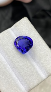 Piedra de Tanzanita Natural Certificada, Corte Corazón, Color Azul Real Intenso, con Excelente Color, Zoisita Natural, 8.13 Quilates, Claridad Loupe - Product Image 6