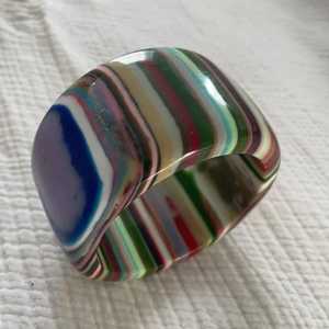 กำไลข้อต่อทำมือทำจากยางเรซินแนววินเทจสำหรับผู้หญิงจากอินเดีย - Product Image 1