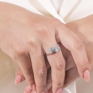 Anillo de diamantes Toi et Moi de oro macizo con corte de pera y radiante, anillo de compromiso de diamantes cultivados en laboratorio con corte mixto - Product Image 1