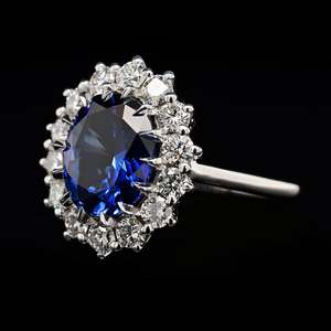 Anillo de compromiso de lujo para mujer, de plata 925 con moissanita, corte brillante redondo, engaste de halo con puntas - Product Image 1