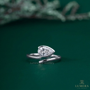 LUMERA FINE JEWELLERY Anillo de Diamante Cultivado en Laboratorio de 1.07 Quilates, Corte Pera, VVS2, Oro 9k/10k/14k/18k, Certificado IGI, Lujo - Product Image 2