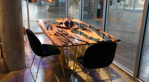Table à manger moderne en bois massif avec bord naturel et plateau en résine époxy bleue, construction artisanale durable, qualité supérieure - Product Image 2