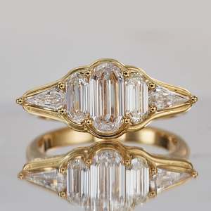 แหวนเพชรเลี้ยงในห้องปฏิบัติการทรงสามเม็ด ตัดแบบ Emerald Cut และ Trillion Cut แหวนหมั้นชุบทอง เครื่องประดับหรูหราสำหรับผู้หญิงสั่งทำพิเศษ - Product Image 4