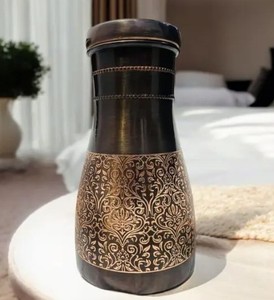 Bouteille d'eau en cuivre écologique axée sur la santé pour la maison, au design classique et texture rayée mate - Product Image 6
