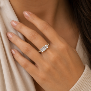 Anillo de Esmeralda y Diamante Redondo Cultivado en Laboratorio |   Anillo de Compromiso de Oro de 18K con Tres Piedras |   Joyería nupcial Pave, regalo para mujer - Product Image 2