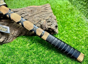 Haches vikings artisanales A&M ENTERPRISES avec motif de loup noir et or, manche en bois et poignée enveloppée de cuir - Product Image 3