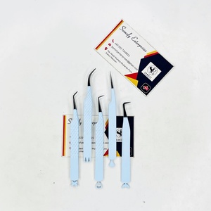 Pinzas para pestañas Somofy Enterprises Precision, color azul cielo, con diseños en la parte inferior, de acero inoxidable, color morado, punta suave. - Product Image 1