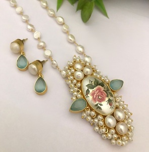 STUNNING SPARKLES - Conjunto de Collar y Pendientes de Perlas Reales Chapadas en Oro de Primera Calidad, Estilo Antiguo Fusion Mala, para Mujer - Product Image 4