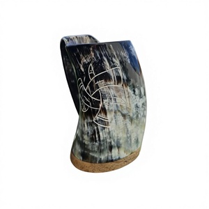 Chope à bière viking en corne de bœuf naturelle - Durable et écologique, cadeau d'anniversaire avec couvercle en bambou pour une utilisation en extérieur - Product Image 2