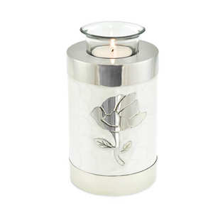 Urna de Cremación de Metal, Latón/Aluminio, Blanca con Grabado de Flor Plateada, para Guardar Cenizas Funerarias, Estilo Moderno - Product Image 1