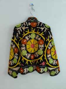 Veste noire brodée à la main Suzani, style unique, veste artisanale, manteau floral pour femme, nouveau style, veste bohème Suzani, cadeau - Product Image 5
