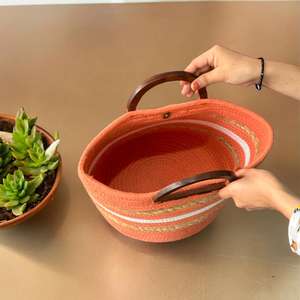 Panier de rangement rond en coton et jute bleu fait main, tricoté à la main, écologique, léger, élégant, avec poignée courte, pour la maison et le bureau - Product Image 4