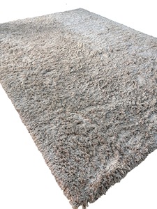 Alfombra de Seda Gris-Beige de Pelo Largo: Alfombra Moderna y Suave para el Suelo - Product Image 2