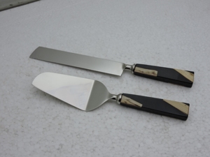 ชุดมีดเค้กสแตนเลส 2 ชิ้น ด้ามไม้ รูปทรงสี่เหลี่ยมผืนผ้า ล้างมือเท่านั้น - Product Image 3