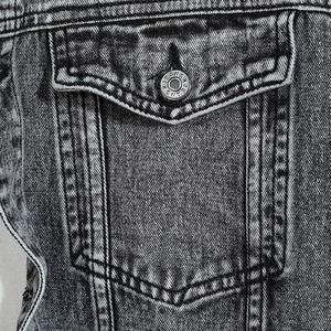 เสื้อแจ็คเก็ตยีนส์ผู้ชายทรงยาวสไตล์วินเทจ แต่งขาดๆ แบบเรียบง่าย ผ้าฝ้าย สำหรับฤดูใบไม้ร่วงและฤดูหนาว ขายส่งราคาสูง - Product Image 4