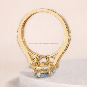 Anillo de Diamante Azul Pera con Piedras Laterales en Oro Amarillo, Elegante Anillo de Compromiso para Mujer, Joyería de Diamante Cultivado en Laboratorio, Regalo de Lujo - Product Image 3