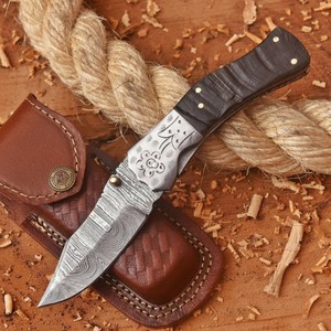 Cuchillo Plegable de Acero de Damasco Hecho a Mano con Mango de Cuerno Natural y Hoja de Punta Caída, Garantía de 3 Años - Cuchillo para Caza y Camping al Aire Libre - Product Image 1