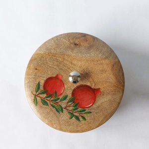 Caja de madera hecha a mano con diseño de tomate, estilo nórdico, para regalar frutas y frutos secos - Product Image 3