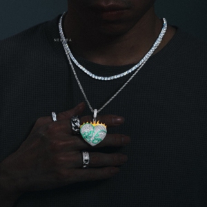 Colgante de Calavera con Corazón Luminoso en la Oscuridad - Colgante de Plata de Ley 925 con Moissanita, Colgante de Moissanita Brillante Estilo Hip-Hop - Product Image 1