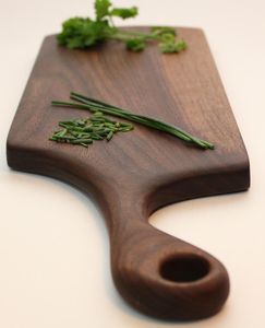 Planche à découper rustique en bois de ferme, avec structure en bois massif et motif naturel élégant, idéale pour servir et découper. - Product Image 3