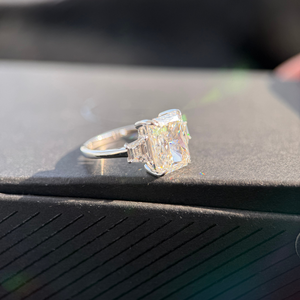 แหวนเพชร 2 กะรัตทรงเรเดียนท์ ประดับด้วยพลอยทรงสี่เหลี่ยมคางหมู ทองคำขาว 14K สี D ความใส VVS2 - Product Image 3