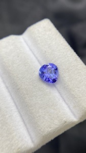 Pierre naturelle certifiée Tanzanite taille cœur, couleur et éclat excellents, Zoisite naturelle 1,70 carat, nette à la loupe - Product Image 2