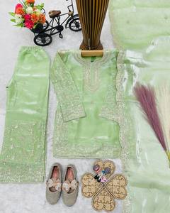 Ensemble Sharara élégant pour filles avec haut brodé, pantalon évasé et dupatta – Vêtements traditionnels pour enfants - Product Image 3