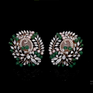 ต่างหูเจ้าสาวอินเดียสุดหรูประดับเพชร ลูกปัดมรกตสังเคราะห์ และไข่มุก |   เครื่องประดับงานแต่งงานและงานเฉลิมฉลอง - Product Image 1