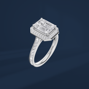 Anillo de compromiso de platino con diamante de corte esmeralda para mujer, con halo y diamantes laterales, estilo clásico - Product Image 1