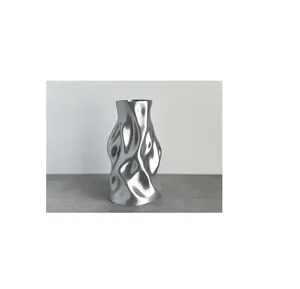 Vase à fleurs compact en métal avec motifs floraux élégants pour tables d'appoint et étagères, rehaussant la décoration intérieure, petite taille - Product Image 3